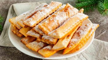 Хрусткі сніданкові палички з борошна та кип’ятку – готуються за 5 хвилин і неймовірно смачні!