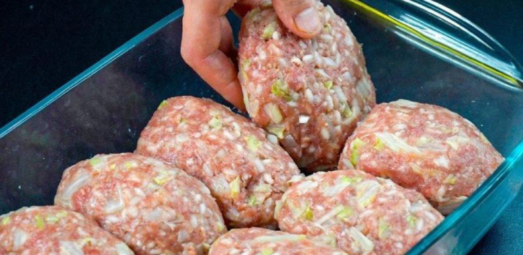 Ніжні ліниві котлети з капустою та рисом у сметанному соусі — домашній смак із дитинства