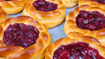 Ніжні ватрушки з вишнею, яка не витікає — ідеальні булочки до чаю!