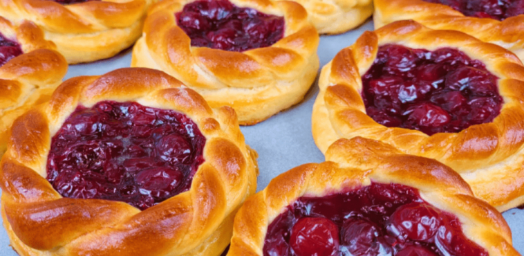 Ніжні ватрушки з вишнею, яка не витікає — ідеальні булочки до чаю!