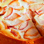 Яблучний пиріг «Пломбір» із карамелізованими яблуками та прянощами