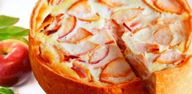 Яблучний пиріг «Пломбір» із карамелізованими яблуками та прянощами