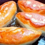 Пиріжки за 15 хвилин: супер-швидке тісто без вистоювання — замісив і смажиш!