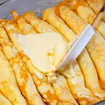 Мої домашні з’їдають все за раз! Неймовірно ніжні сирно-вершкові млинці – ідеальний рецепт!