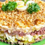 Святковий салат, який підкорив усіх! Після нього закуски більше не потрібні