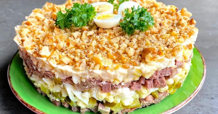 Святковий салат, який підкорив усіх! Після нього закуски більше не потрібні