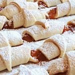 Швидкі рогалики з варенням – всього 10 хвилин на приготування! Ніжна начинка та розсипчасте тісто