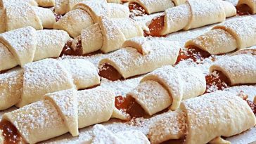 Швидкі рогалики з варенням – всього 10 хвилин на приготування! Ніжна начинка та розсипчасте тісто