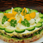 🥗 Салат "Курочка ряба" — святковий хіт, що виглядає як справжній торт!