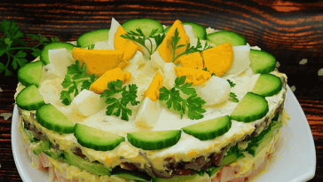 🥗 Салат "Курочка ряба" — святковий хіт, що виглядає як справжній торт!