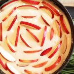 Шарлотка на кефірі — ніжна, пишна та ще смачніша за класичний бісквіт! Перевірений рецепт