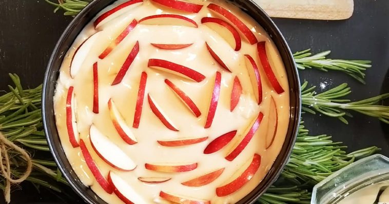 Шарлотка на кефірі — ніжна, пишна та ще смачніша за класичний бісквіт! Перевірений рецепт