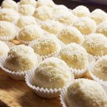 Домашні кокосові цукерки всього з 3 інгредієнтів – швидко, просто та смачно!