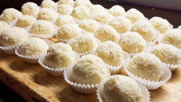 Домашні кокосові цукерки всього з 3 інгредієнтів – швидко, просто та смачно!