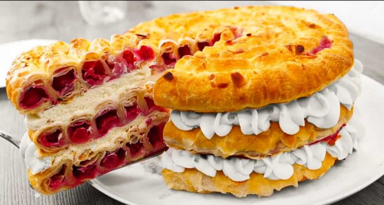 Швидкий торт з вишнею з готового тіста – смак, як у кондитерській! Готується за лічені хвилини!