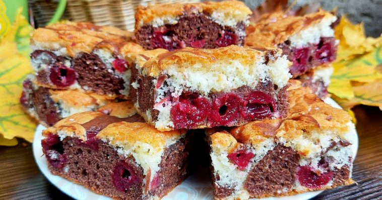 Мармуровий пиріг з вишнями – простий рецепт із доступних продуктів! Готується швидко, а смак неперевершений!