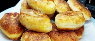 Зникли зі столу за вечір! Швидкі пиріжки з сиру, яєць і борошна – простий та смачний рецепт