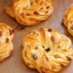 Пасхальні булочки-завиванці: ароматна альтернатива крафіну, яка довго залишається м'якою