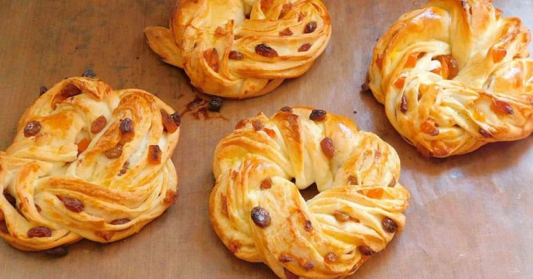 Пасхальні булочки-завиванці: ароматна альтернатива крафіну, яка довго залишається м'якою