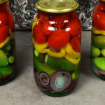 🫙 Домашнє овочеве асорті на зиму — ідеальний маринад, що п’ється до останньої краплі!