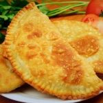 Чебуреки з соковитою начинкою та пухирчастою скоринкою – мій улюблений рецепт!