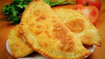 Чебуреки з соковитою начинкою та пухирчастою скоринкою – мій улюблений рецепт!