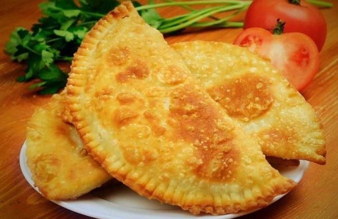 Чебуреки з соковитою начинкою та пухирчастою скоринкою – мій улюблений рецепт!