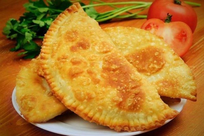 Чебуреки з соковитою начинкою та пухирчастою скоринкою – мій улюблений рецепт!