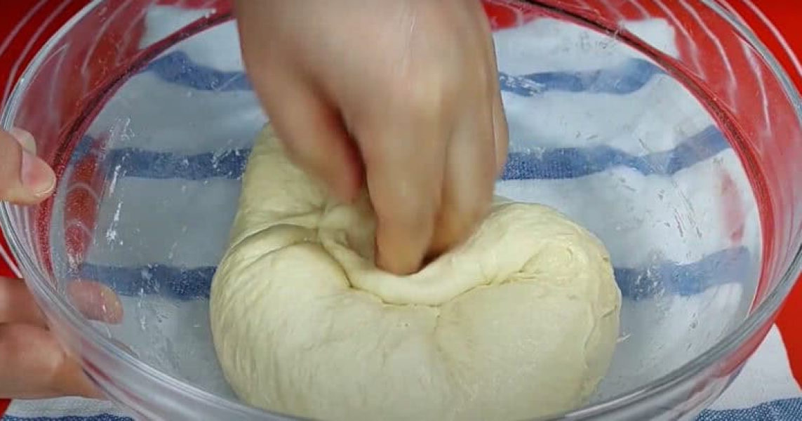 Не пиріжки, а справжнє ЗОЛОТО: всього 10 хвилин — і смакота на столі! Кефір, яйце та секрет пухкого тіста