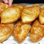 Не пиріжки, а справжнє ЗОЛОТО: всього 10 хвилин — і смакота на столі! Кефір, яйце та секрет пухкого тіста