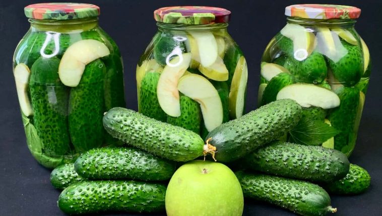 Мариновані огірки з яблуками без стерилізації: оригінальна зимова заготівля, яка підкорює з першої банки