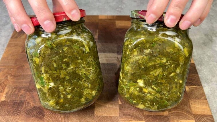 Щавель із зеленню в банках на зиму без солі та оцту: чудова заготовка для супів, пирогів і соусів