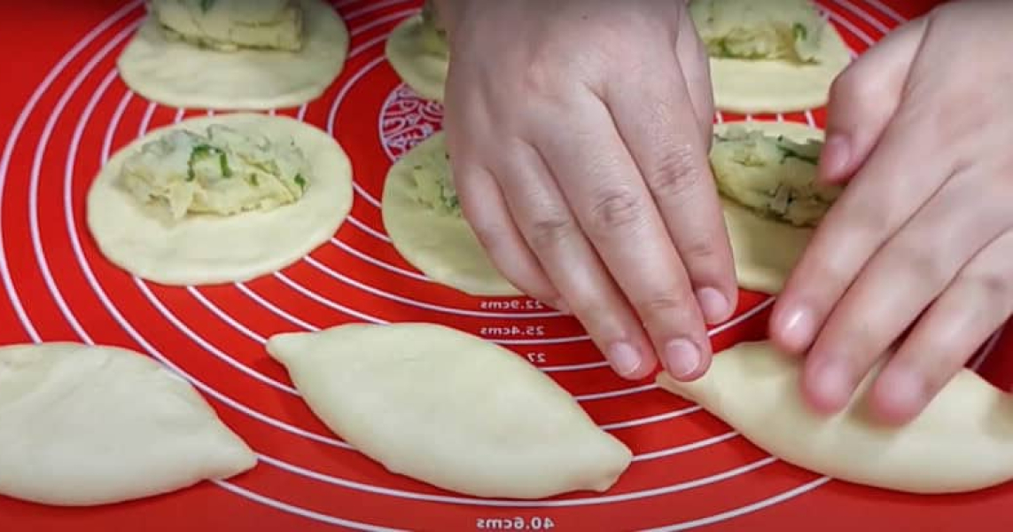 Не пиріжки, а справжнє ЗОЛОТО: всього 10 хвилин — і смакота на столі! Кефір, яйце та секрет пухкого тіста