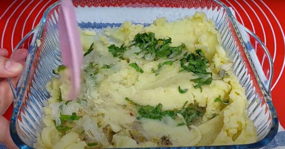 Не пиріжки, а справжнє ЗОЛОТО: всього 10 хвилин — і смакота на столі! Кефір, яйце та секрет пухкого тіста