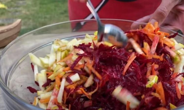Салат із яблука та буряка: їм кожного вечора, а зранку знову хочеться