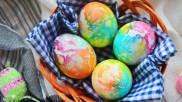 🌈 Великодня магія: як зробити райдужні яйця за допомогою серветок