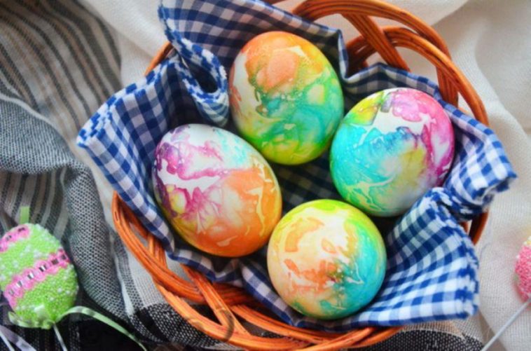 🌈 Великодня магія: як зробити райдужні яйця за допомогою серветок
