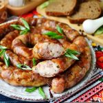 Домашня пасхальна ковбаса — смачно, соковито та по-святковому: перевірений рецепт для кошика