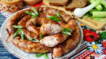 Домашня пасхальна ковбаса — смачно, соковито та по-святковому: перевірений рецепт для кошика
