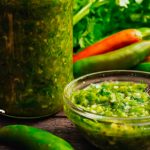 Готую таку зелену аджику вже третій рік поспіль: без варіння і стерилізації