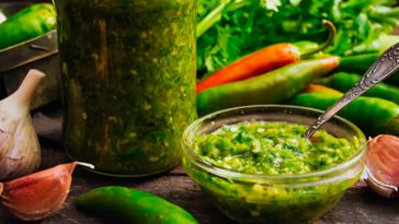 Готую таку зелену аджику вже третій рік поспіль: без варіння і стерилізації