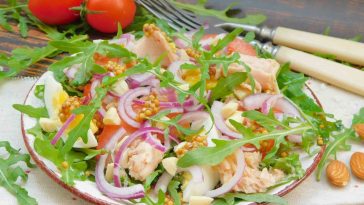 Швидкий салат з тунцем і руколою — смачно, корисно, дієтично!