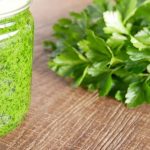 Унікальний спосіб зберегти зелень без заморозки: ароматна приправа в банці