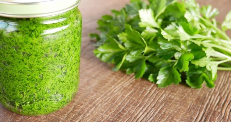 Унікальний спосіб зберегти зелень без заморозки: ароматна приправа в банці