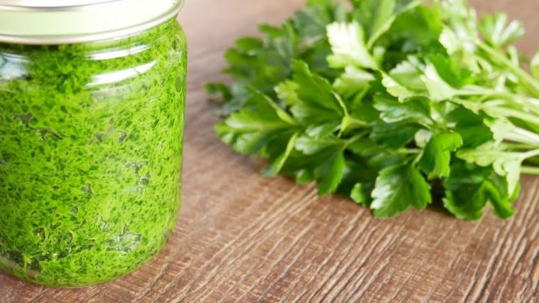 Унікальний спосіб зберегти зелень без заморозки: ароматна приправа в банці