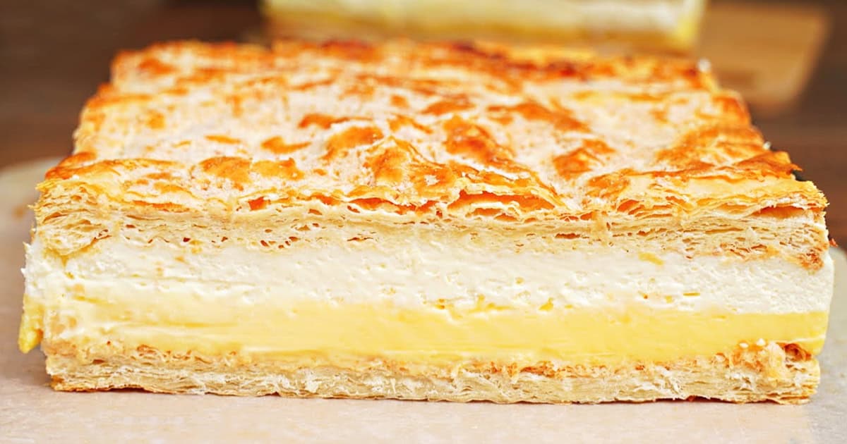 Торт «Кремувка-лінивка»: ніжний десерт за 15 хвилин без мороки