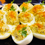 Фаршировані яйця "На мільйон": улюблена святкова закуска, яка зникає зі столу миттєво!