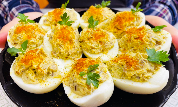 Фаршировані яйця "На мільйон": улюблена святкова закуска, яка зникає зі столу миттєво!