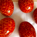 Як пофарбувати яйця на Великдень у домашніх умовах: натуральний спосіб із візерунком