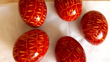 Як пофарбувати яйця на Великдень у домашніх умовах: натуральний спосіб із візерунком